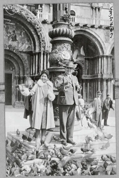Framed Print : Elderly Couple Surrounded by Pigeons at Saint Marks