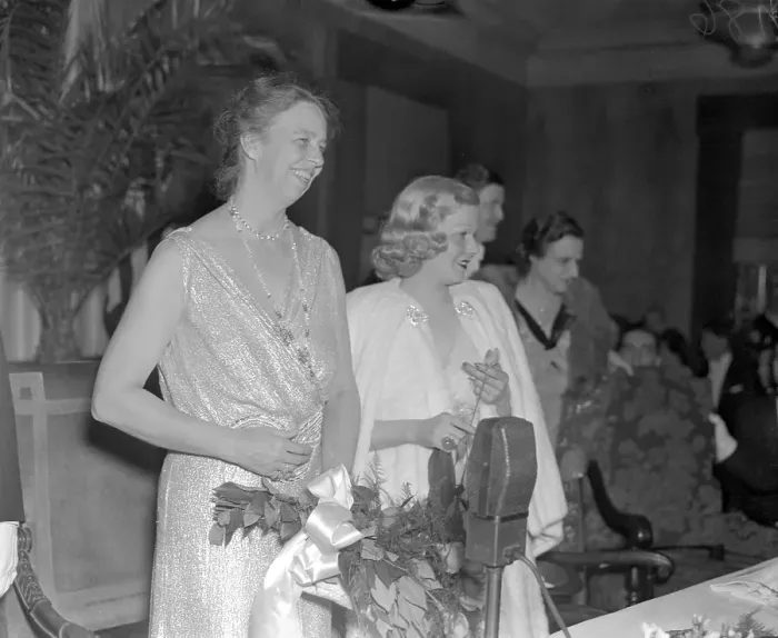 Framed Print : Eleanor Roosevelt and Jean Harlow Standing in Front of Guest Framed Print : Eleanor Roosevelt and Jean Harlow Standing in Front of Guest