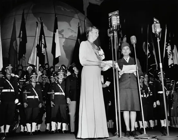 Framed Print : Eleanor Roosevelt On Stage With Soldiers Framed Print : Eleanor Roosevelt On Stage With Soldiers