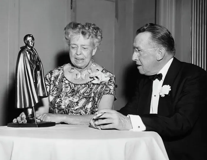 Framed Print : Eleanor Roosevelt With Statue Of Late Husband Framed Print : Eleanor Roosevelt With Statue Of Late Husband
