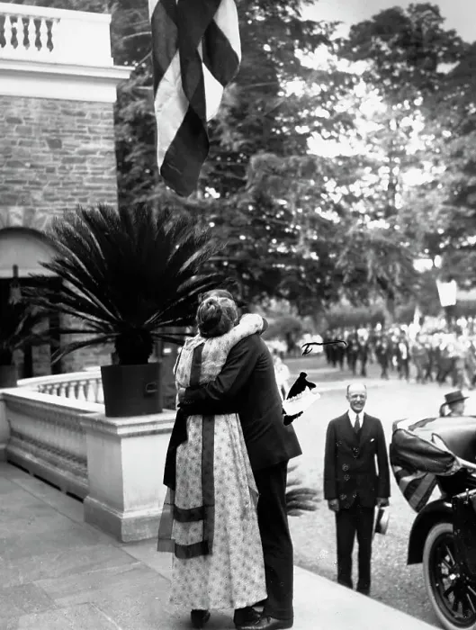 Framed Print : Eleanor Roosevelt Welcoming FDR at their Home in Hyde Park, New York Framed Print : Eleanor Roosevelt Welcoming FDR at their Home in Hyde Park, New York