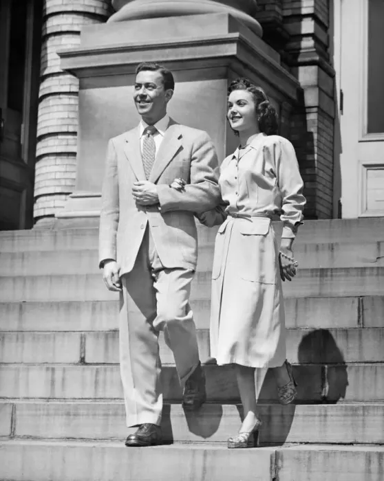 Framed Print : Elegant couple descending steps, (B&W) Framed Print : Elegant couple descending steps, (B&W)