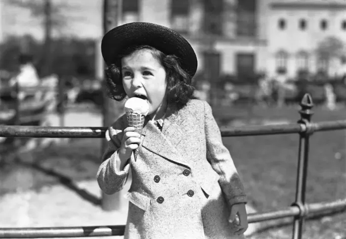 Framed Print : Elegant girl (4-5) eating ice crem outdoors, (B&W) Framed Print : Elegant girl (4-5) eating ice crem outdoors, (B&W)