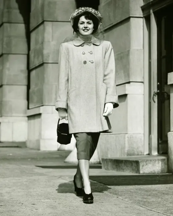 Framed Print : Elegant woman walking on sidewalk, (B&W) Framed Print : Elegant woman walking on sidewalk, (B&W)