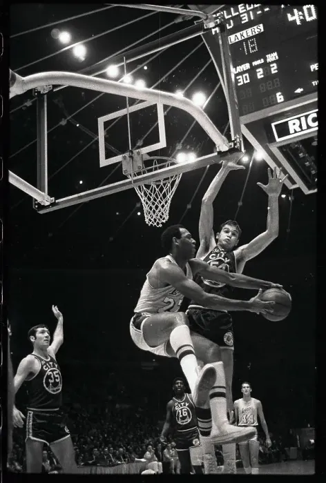 Framed Print : Elgin Baylor Passing Behind Backboard