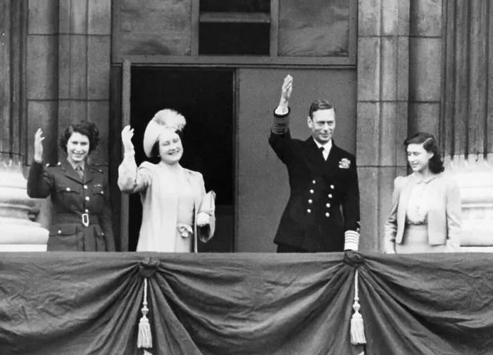 Framed Print : Elizabeth II and Family Framed Print : Elizabeth II and Family