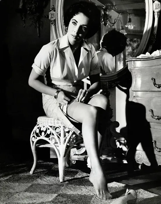 Framed Print : Elizabeth Taylor in Cat on a Hot Tin Roof Framed Print : Elizabeth Taylor in Cat on a Hot Tin Roof