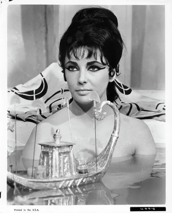 Framed Print : Elizabeth Taylor In Cleopatra Framed Print : Elizabeth Taylor In Cleopatra