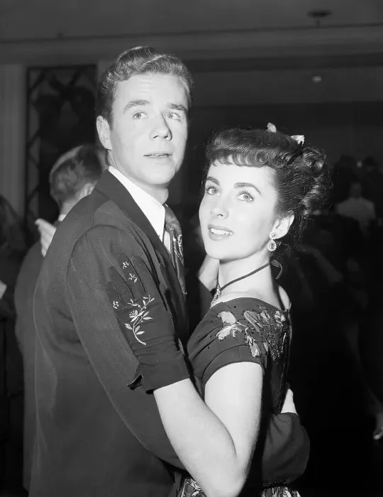 Framed Print : Elizabeth Taylor Dancing with Marshall Thompson Framed Print : Elizabeth Taylor Dancing with Marshall Thompson