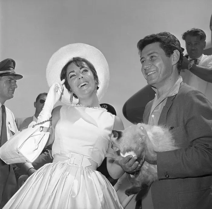 Framed Print : Elizabeth Taylor and Eddie Fisher at Airport Framed Print : Elizabeth Taylor and Eddie Fisher at Airport