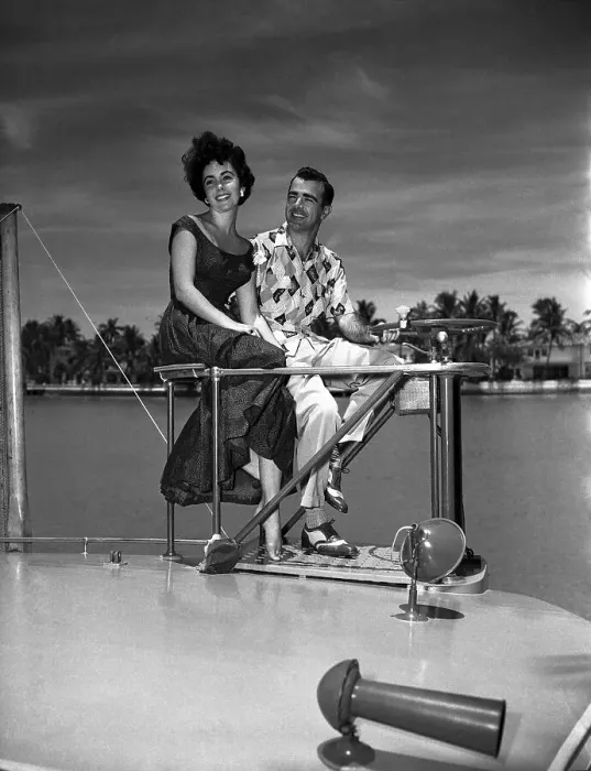 Framed Print : Elizabeth Taylor and Fiance William Pawley Framed Print : Elizabeth Taylor and Fiance William Pawley