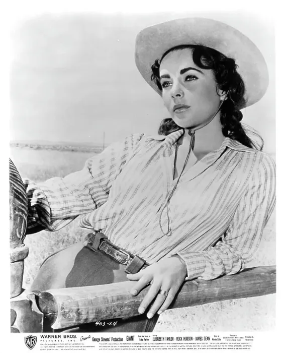 Framed Print : Elizabeth Taylor In Giant Framed Print : Elizabeth Taylor In Giant