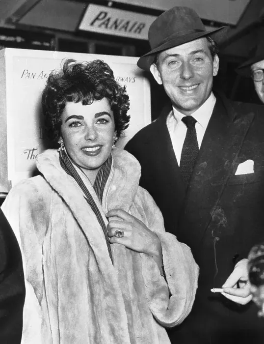 Framed Print : Elizabeth Taylor and Michael Wilding Framed Print : Elizabeth Taylor and Michael Wilding