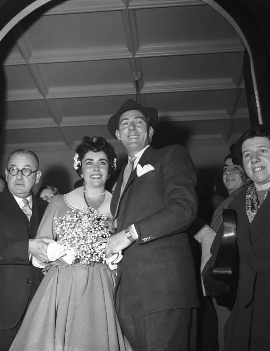 Framed Print : Elizabeth Taylor and Michael Wilding Wedding Framed Print : Elizabeth Taylor and Michael Wilding Wedding