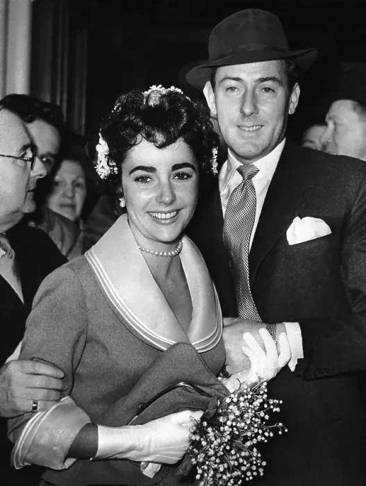 Framed Print : Elizabeth Taylor and Michael Wilding on Wedding Day Framed Print : Elizabeth Taylor and Michael Wilding on Wedding Day