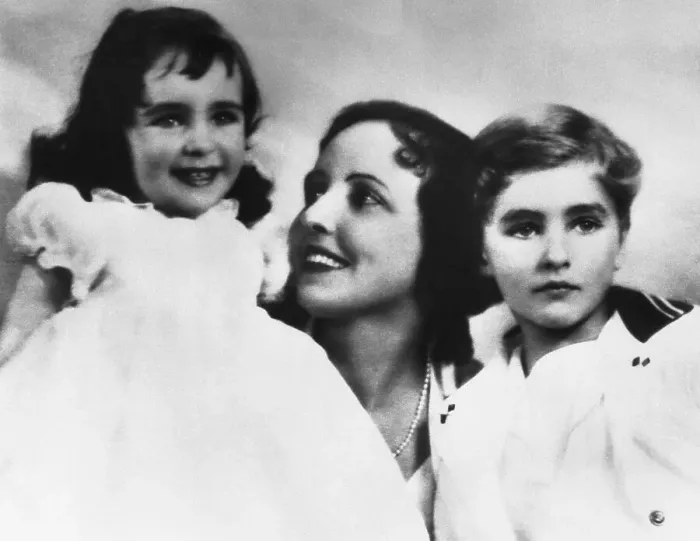Framed Print : Elizabeth Taylor with her Mother and Brother Framed Print : Elizabeth Taylor with her Mother and Brother