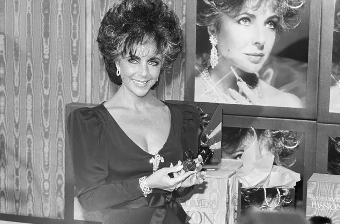 Framed Print : Elizabeth Taylor With Perfume Framed Print : Elizabeth Taylor With Perfume