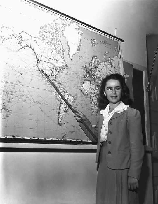 Framed Print : Elizabeth Taylor Pointing to Hollywood Framed Print : Elizabeth Taylor Pointing to Hollywood