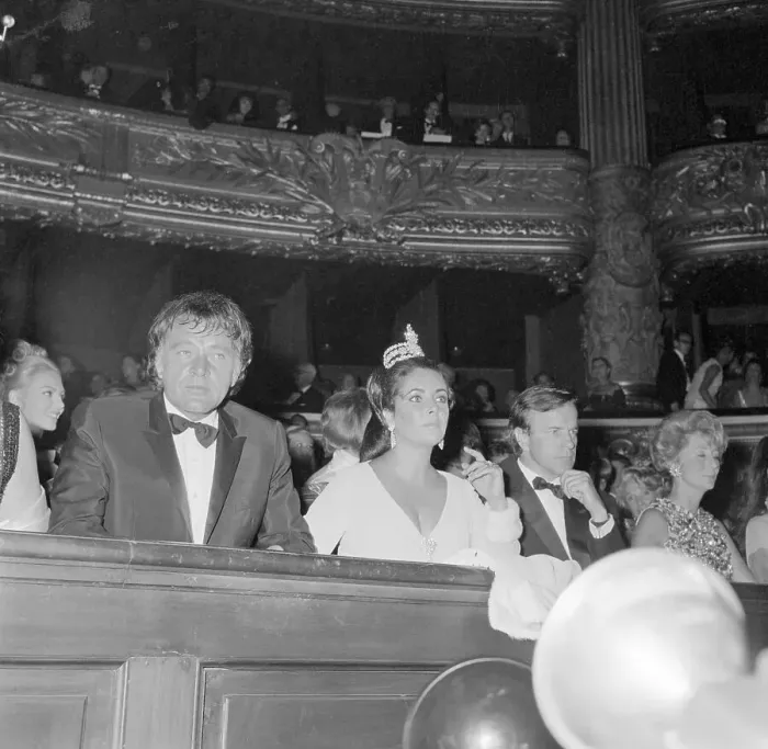 Framed Print : Elizabeth Taylor at Premiere of Taming of the Shrew