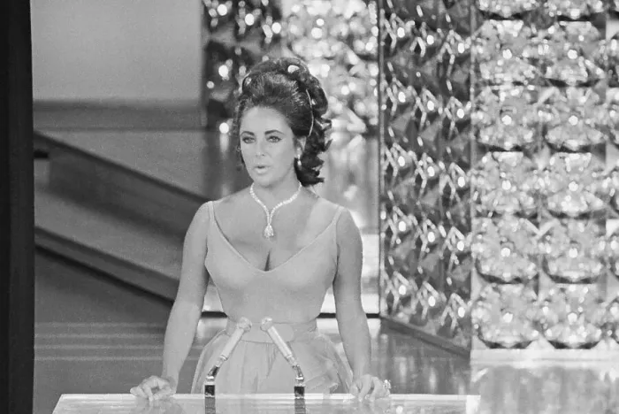 Framed Print : Elizabeth Taylor Presenting Best Film Oscar Framed Print : Elizabeth Taylor Presenting Best Film Oscar