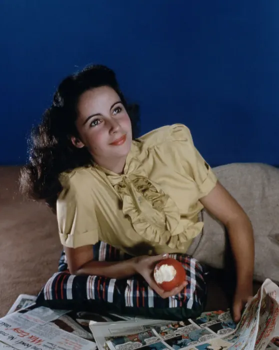 Framed Print : Elizabeth Taylor Reading the Funnies Framed Print : Elizabeth Taylor Reading the Funnies