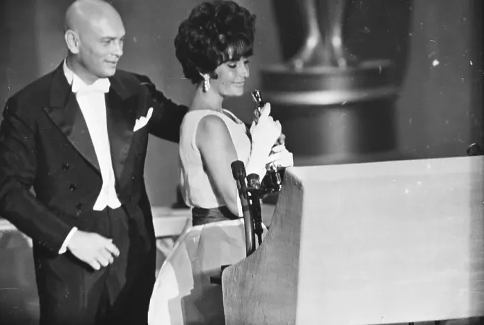 Framed Print : Elizabeth Taylor Receiving Oscar Framed Print : Elizabeth Taylor Receiving Oscar