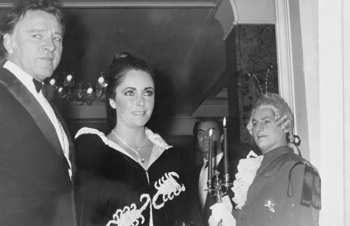 Framed Print : Elizabeth Taylor with Richard Burton