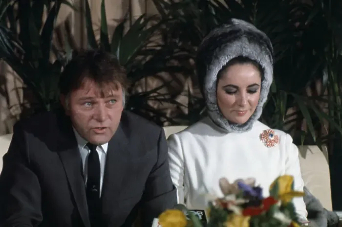 Framed Print : Elizabeth Taylor and Richard Burton Framed Print : Elizabeth Taylor and Richard Burton