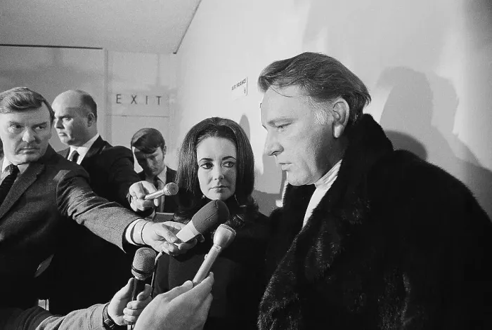 Framed Print : Elizabeth Taylor and Richard Burton at Airport