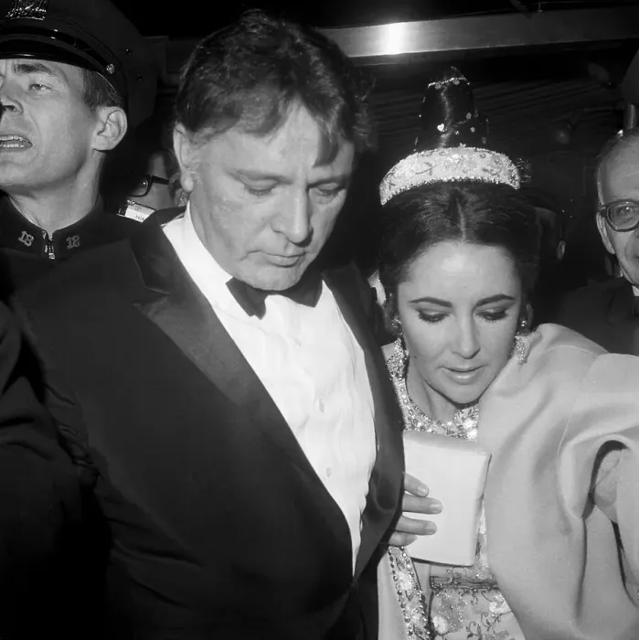 Framed Print : Elizabeth Taylor and Richard Burton En Route to Hotel Framed Print : Elizabeth Taylor and Richard Burton En Route to Hotel