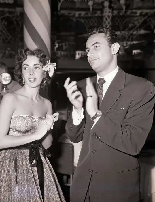 Framed Print : Elizabeth Taylor and Stanley Donen Applaud