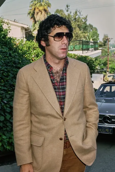 Framed Print : Elliott Gould Framed Print : Elliott Gould