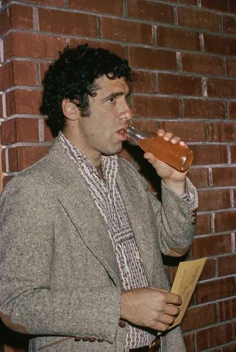 Framed Print : Elliott Gould Framed Print : Elliott Gould