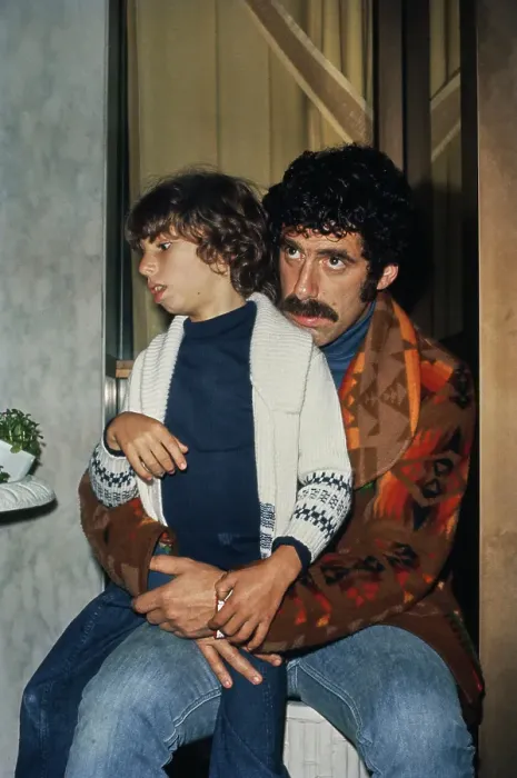 Framed Print : Elliott Gould and Jason Gould Framed Print : Elliott Gould and Jason Gould