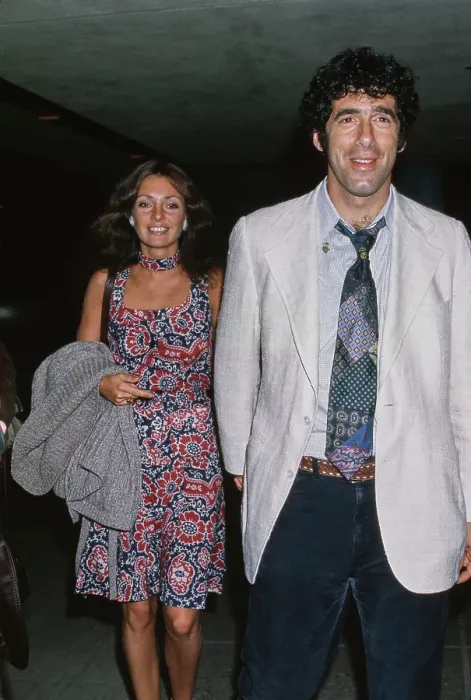 Framed Print : Elliott Gould and Jennifer O'Neill