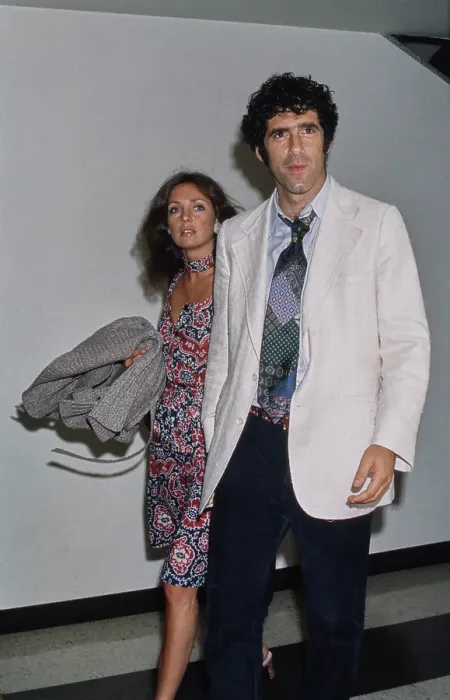 Framed Print : Elliott Gould and Jennifer O'Neill Framed Print : Elliott Gould and Jennifer O'Neill