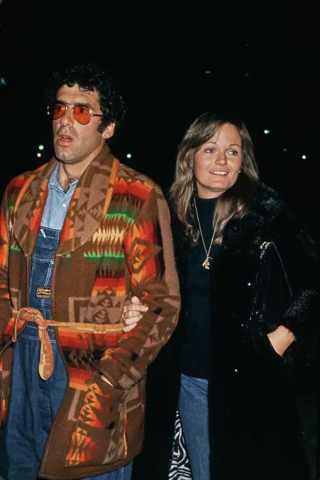 Framed Print : Elliott Gould and Valerie Perrine Framed Print : Elliott Gould and Valerie Perrine