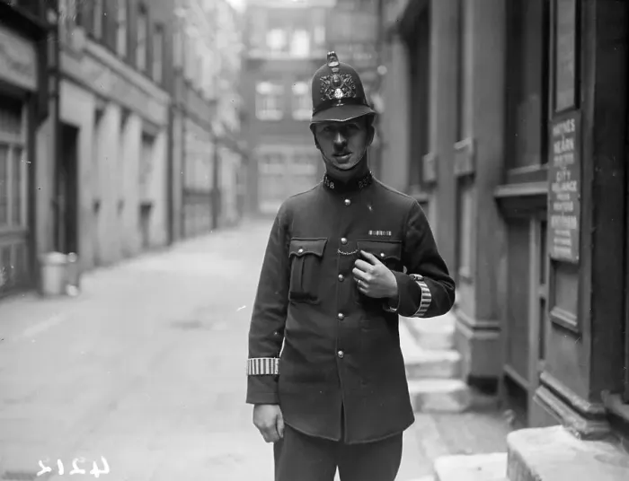Framed Print : Ello Ello. May 1927: A British bobby on his beat. (Photo by Fox Photos / Getty Images) Framed Print : Ello Ello. May 1927: A British bobby on his beat. (Photo by Fox Photos / Getty Images)