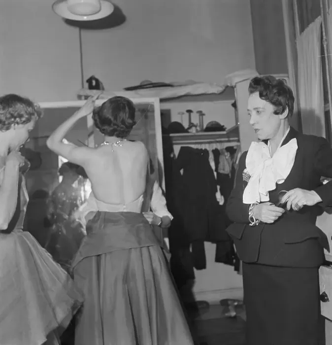 Framed Print : Elsa Schiaparelli Observing Model