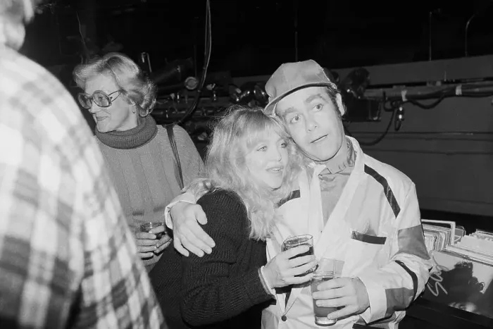 Framed Print : Elton John And Goldie Hawn In Embrace Framed Print : Elton John And Goldie Hawn In Embrace