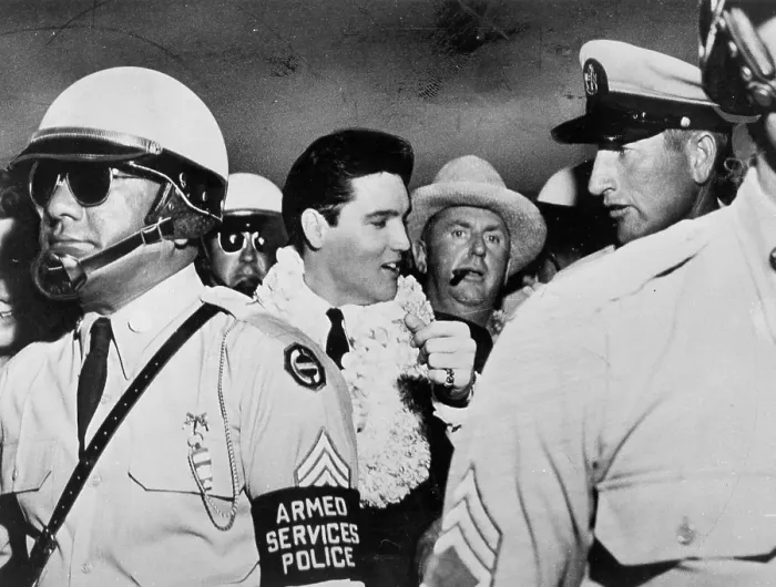 Framed Print : Elvis and the Colonel with a cadre Framed Print : Elvis and the Colonel with a cadre