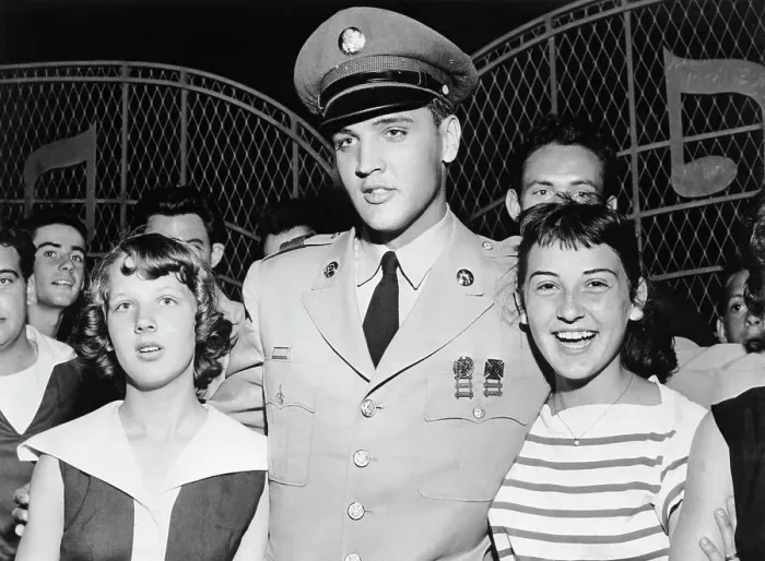 Framed Print : Elvis Posing with Two Teenage Girls Framed Print : Elvis Posing with Two Teenage Girls