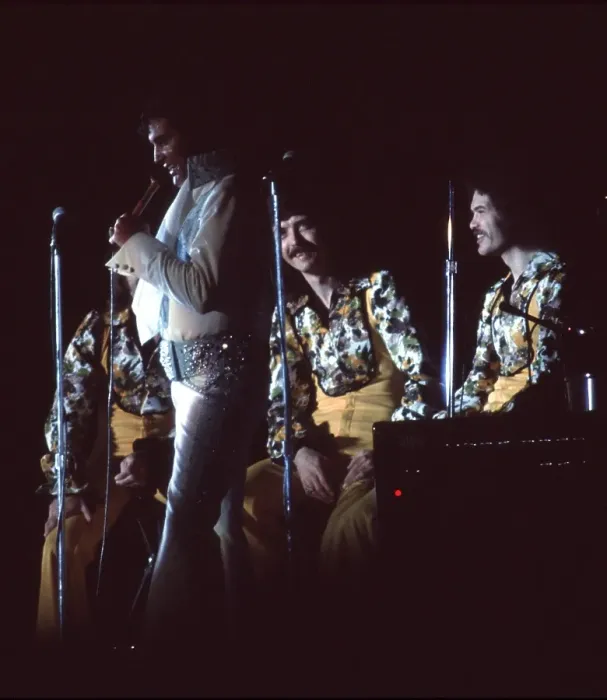 Framed Print : Elvis Presley in concert in Las Vegas Framed Print : Elvis Presley in concert in Las Vegas