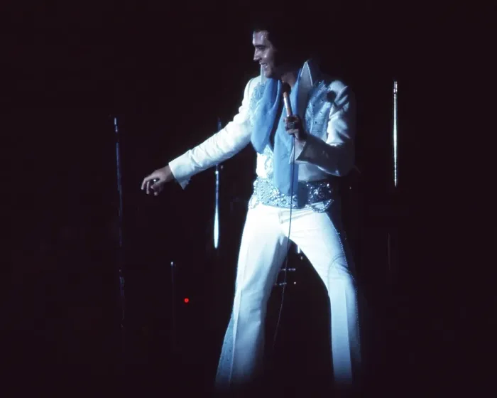 Framed Print : Elvis Presley in concert in Las Vegas Framed Print : Elvis Presley in concert in Las Vegas