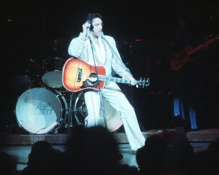 Framed Print : Elvis Presley in concert in Las Vegas Framed Print : Elvis Presley in concert in Las Vegas