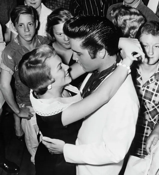 Framed Print : Elvis Presley And Girlfriend Anita Wood Framed Print : Elvis Presley And Girlfriend Anita Wood