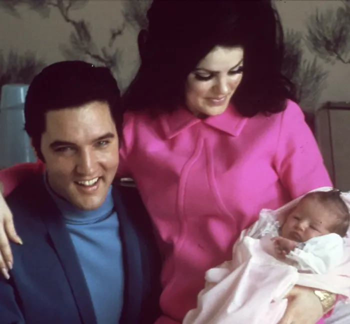 Framed Print : Elvis Presley and Priscilla with baby Lisa Marie Framed Print : Elvis Presley and Priscilla with baby Lisa Marie