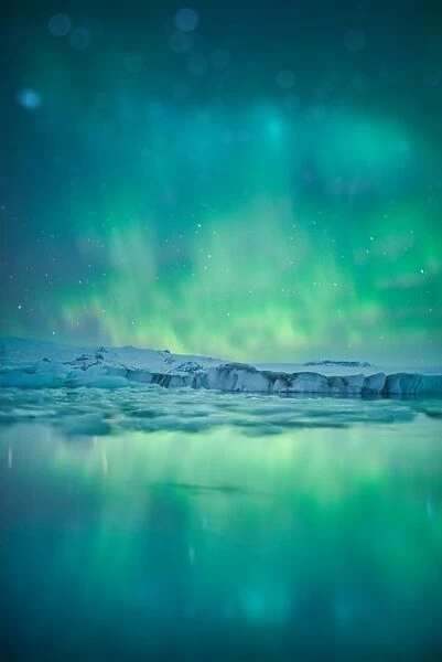 Emerald northern lights with star bokeh