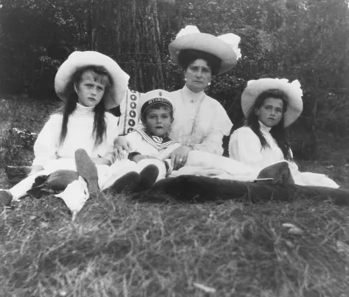 Framed Print : Empress Alexandra With Her Children Framed Print : Empress Alexandra With Her Children