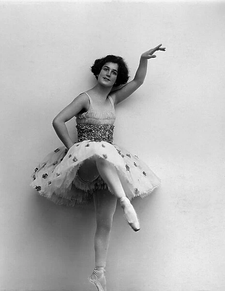 En Pointe. circa 1930: A performer from the pantomime of Robin Hood at